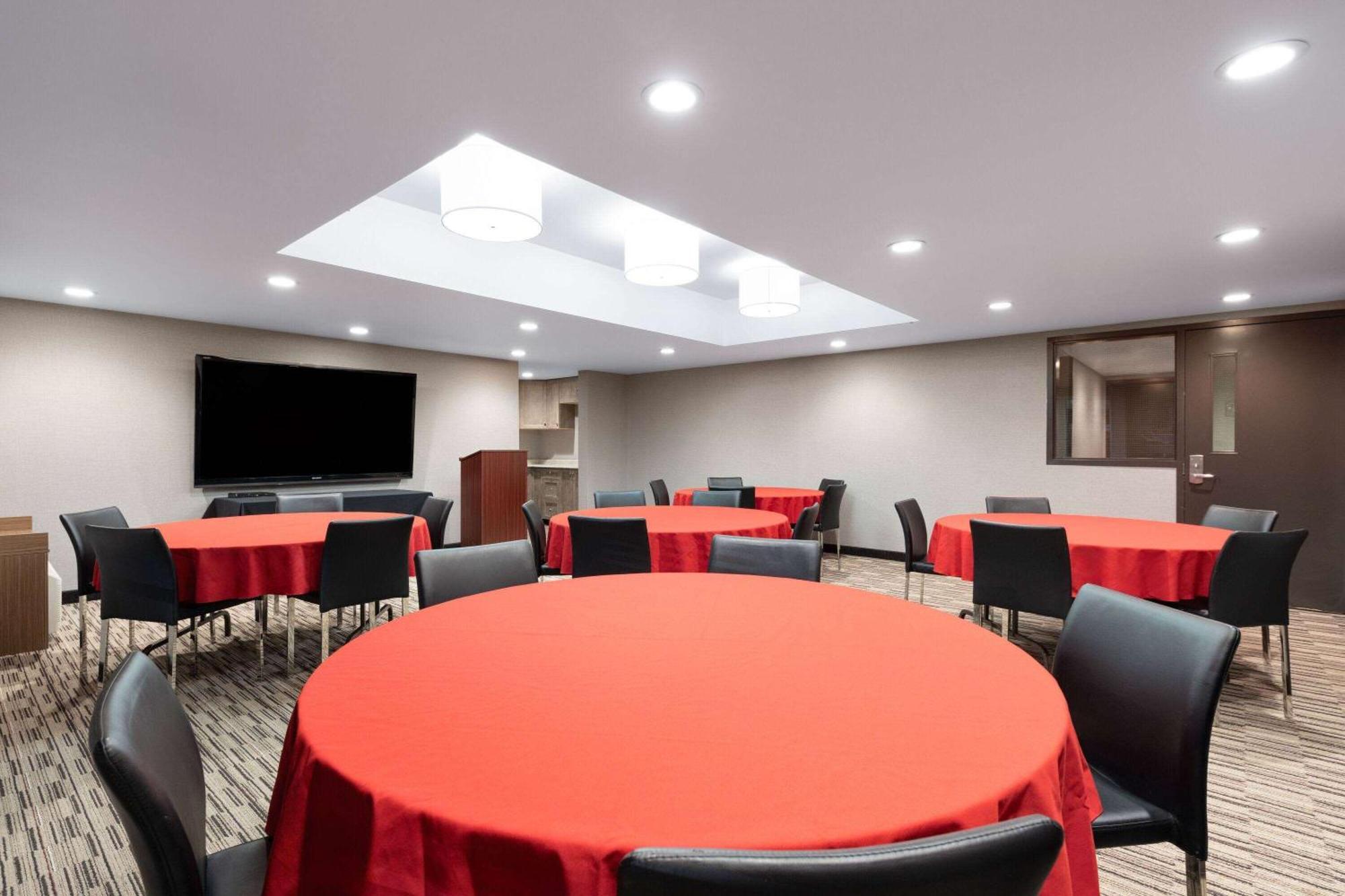 Microtel Inn & Suites By Wyndham Kirkland Lake מראה חיצוני תמונה