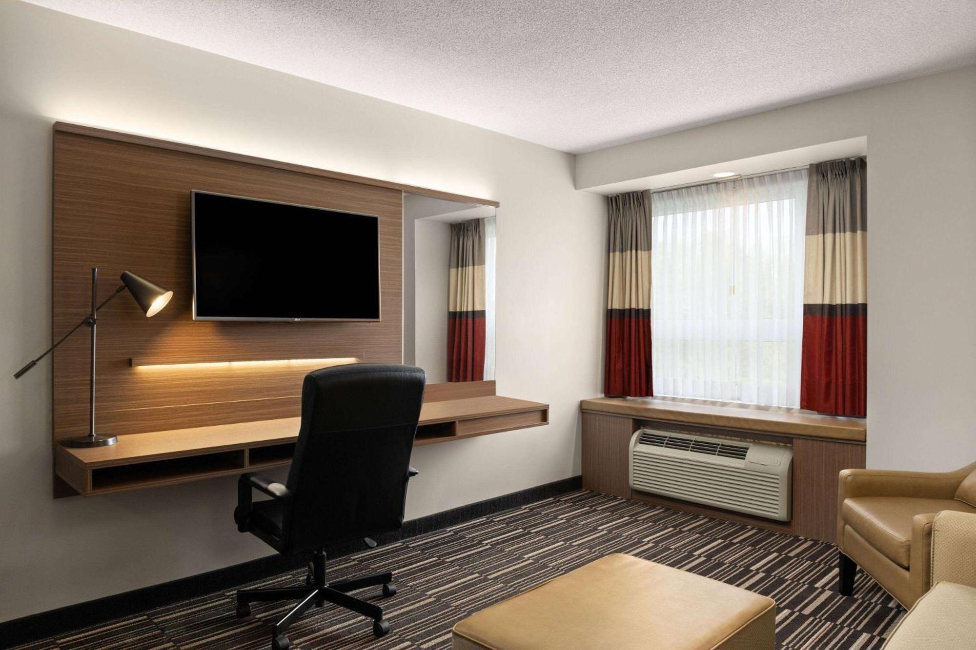 Microtel Inn & Suites By Wyndham Kirkland Lake מראה חיצוני תמונה