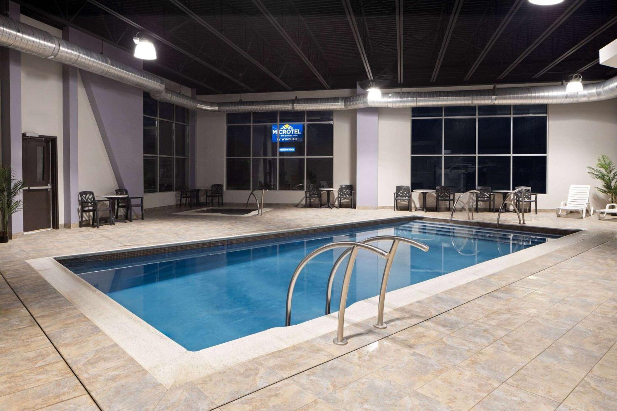 Microtel Inn & Suites By Wyndham Kirkland Lake מראה חיצוני תמונה