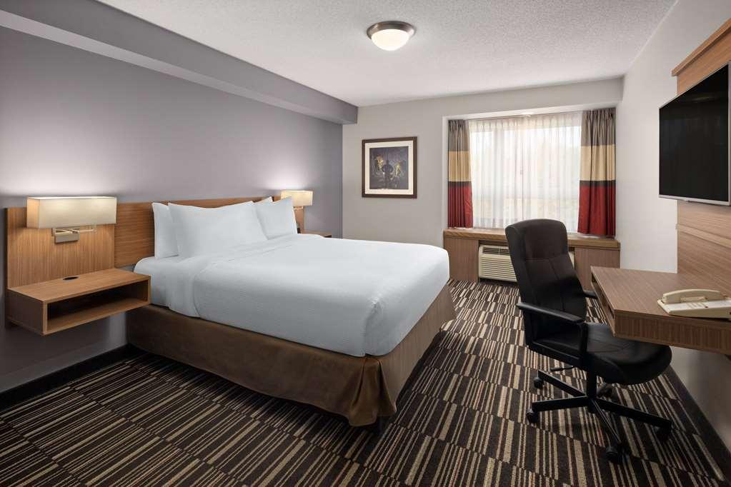 Microtel Inn & Suites By Wyndham Kirkland Lake חדר תמונה