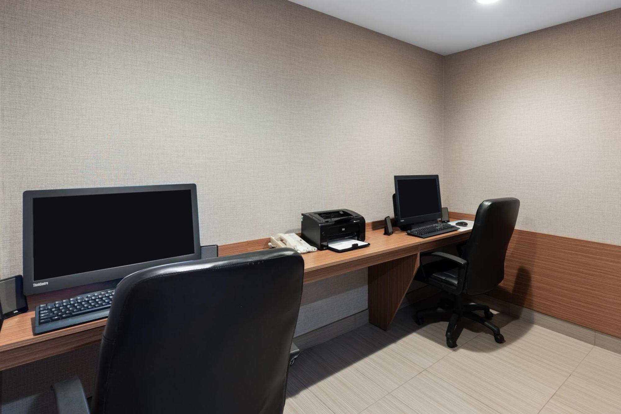 Microtel Inn & Suites By Wyndham Kirkland Lake מראה חיצוני תמונה